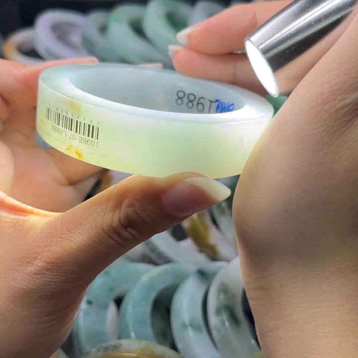 定制翡翠未镶嵌翡翠手镯