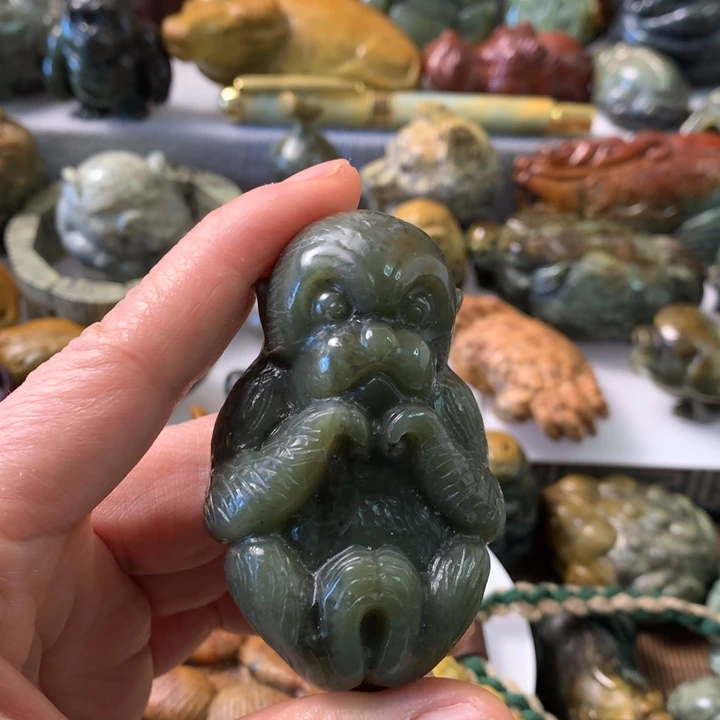 未镶嵌岫岩河磨玉（透闪石质玉）把件