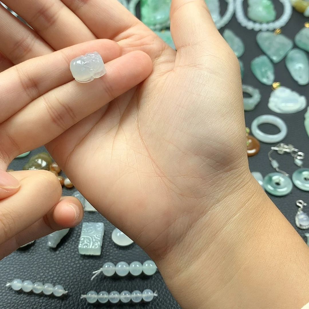 翡翠未镶嵌颈饰貔貅