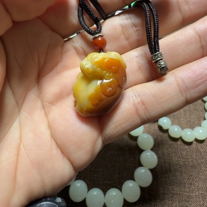 卡***耶和田玉未镶嵌颈饰