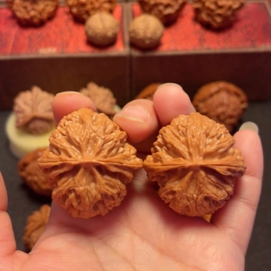 文玩核桃吊坠苹果园