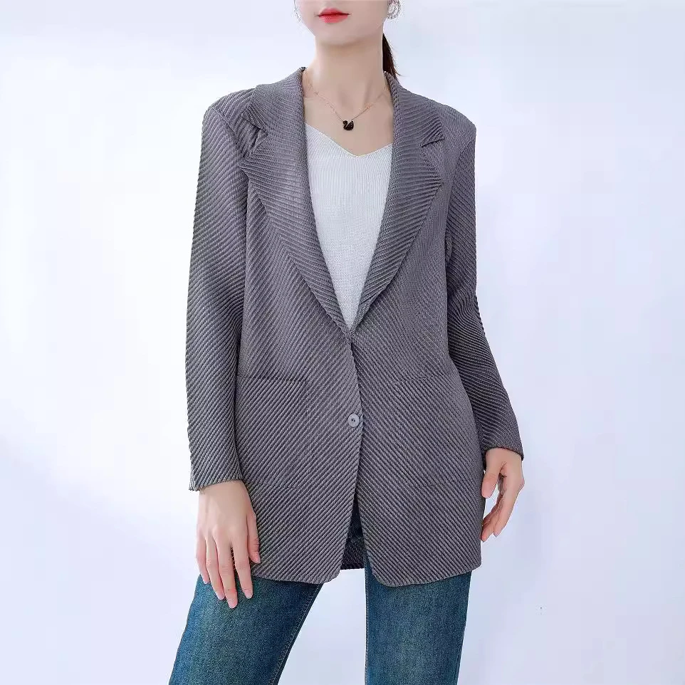 高档职业装西装外套女两粒扣鱼鳞褶宽松休闲通勤百搭三宅开衫上衣