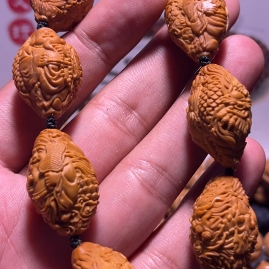 猴头核桃吊坠橄榄球比赛