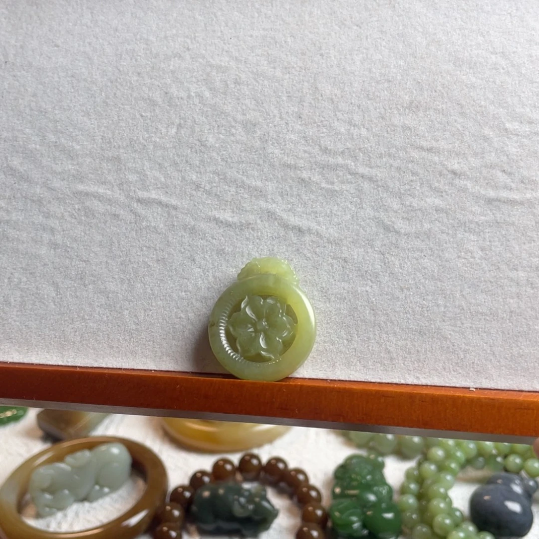 和田玉未镶嵌颈饰花