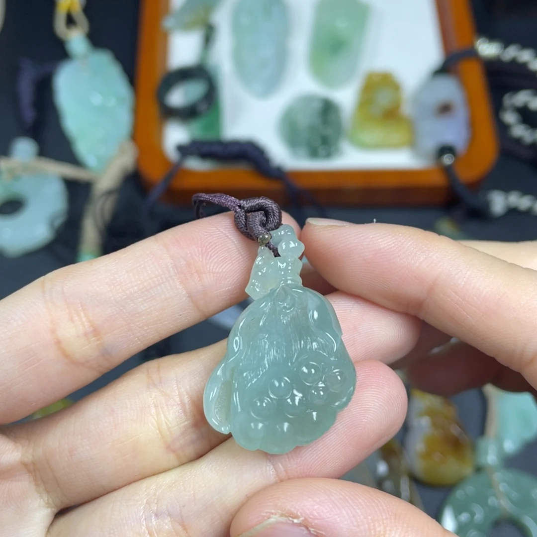 翡翠未镶嵌颈饰莲蓬吊坠