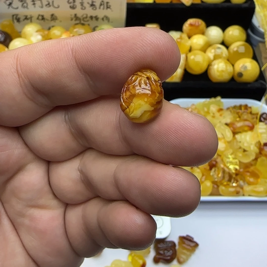 猫***咪琥珀未镶嵌裸石0.69克