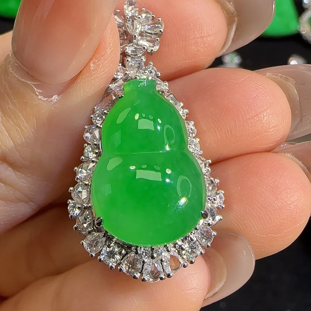 翡翠颈饰18K金镶嵌。