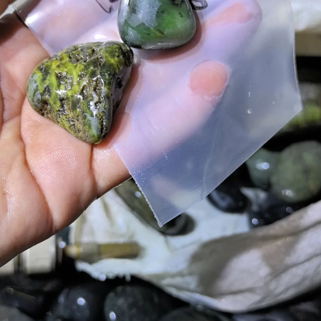 闫***礼有机玻璃藏玉药王石原石