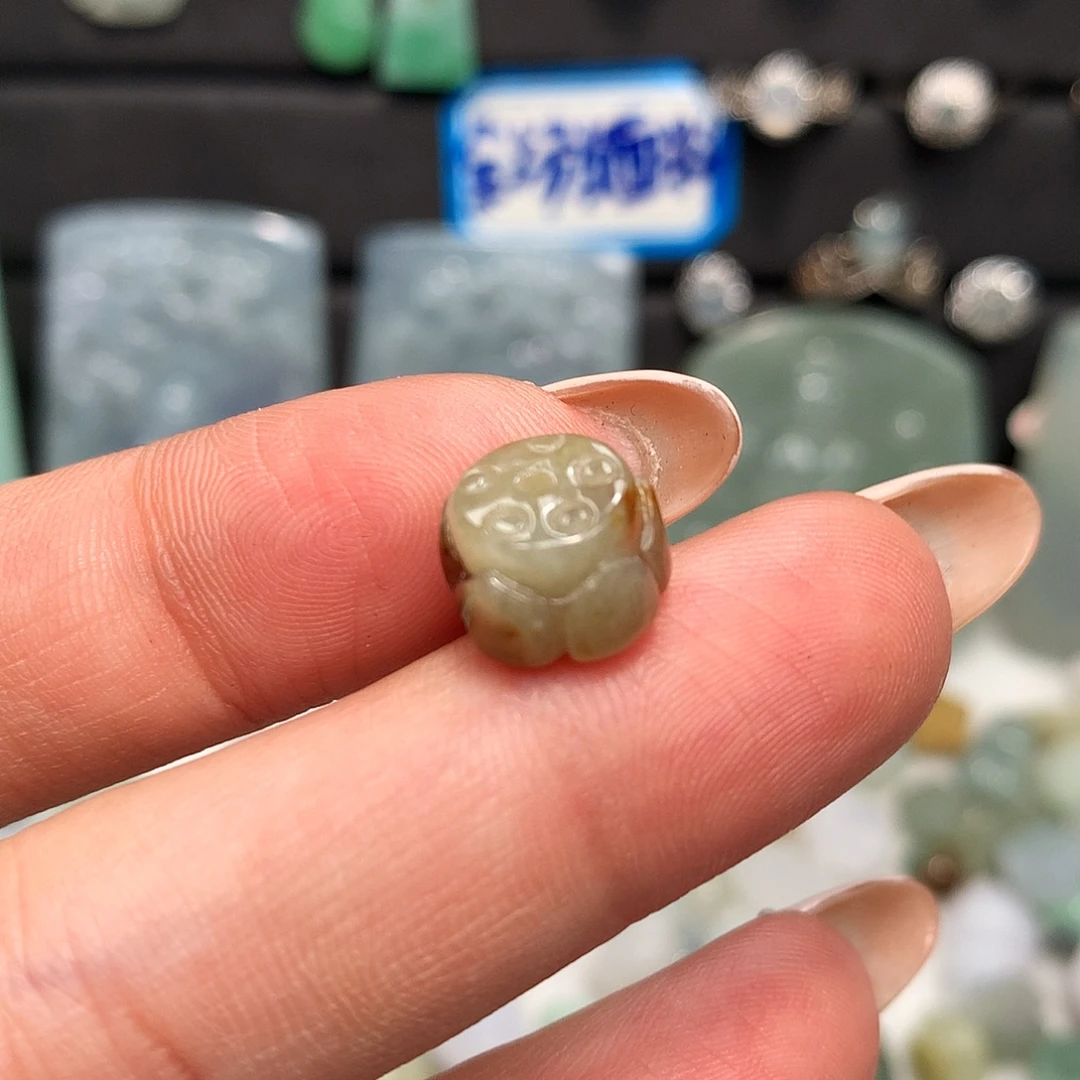 翡翠未镶嵌颈饰莲花