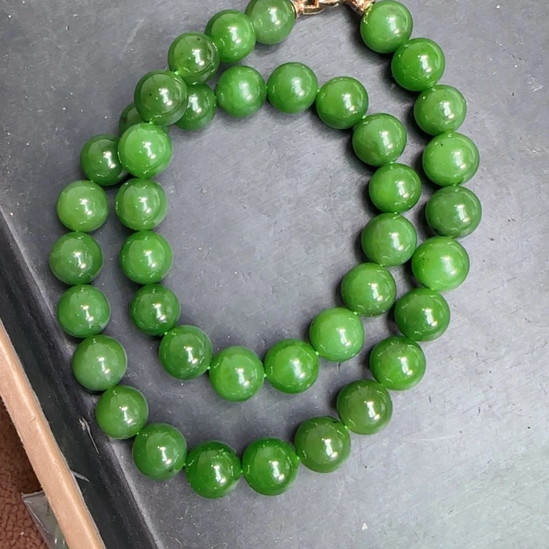 和田玉未镶嵌颈饰卡十二阳绿