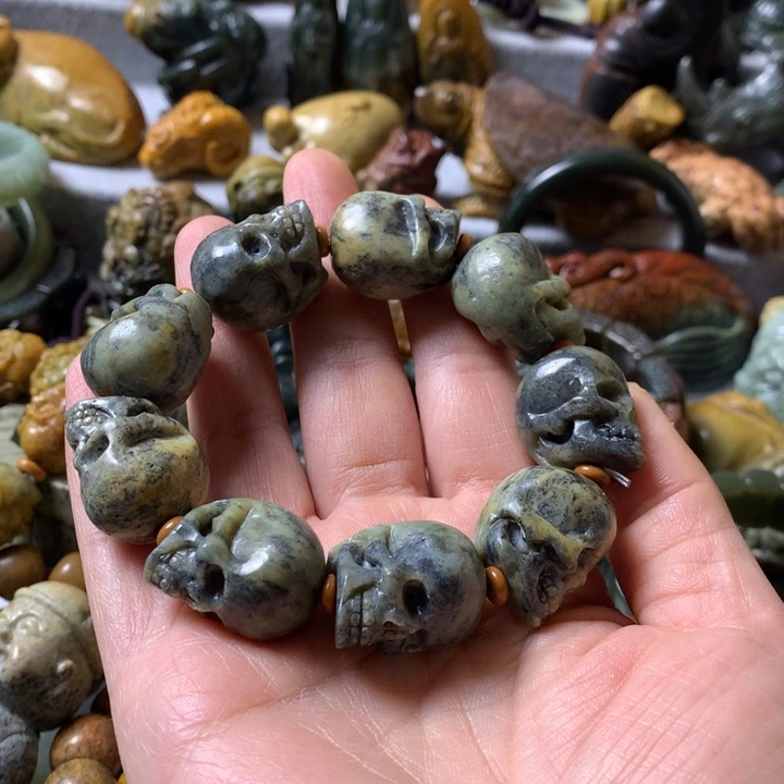 未镶嵌岫岩河磨玉（透闪石质玉）把件
