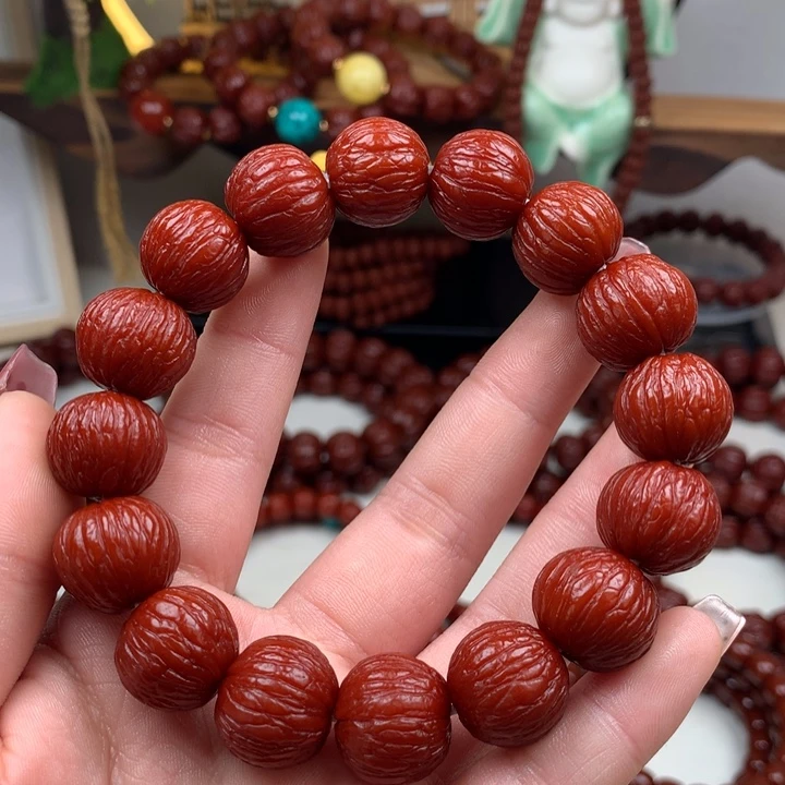 猴头核桃吊坠凤羽