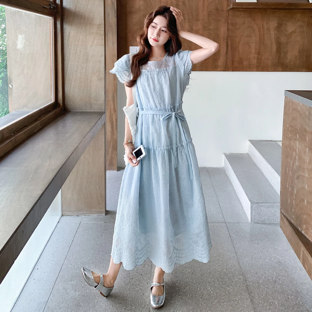 蓝色花瓣袖连衣裙女夏季2025新款收腰气质高级感蕾丝拼接法式长裙