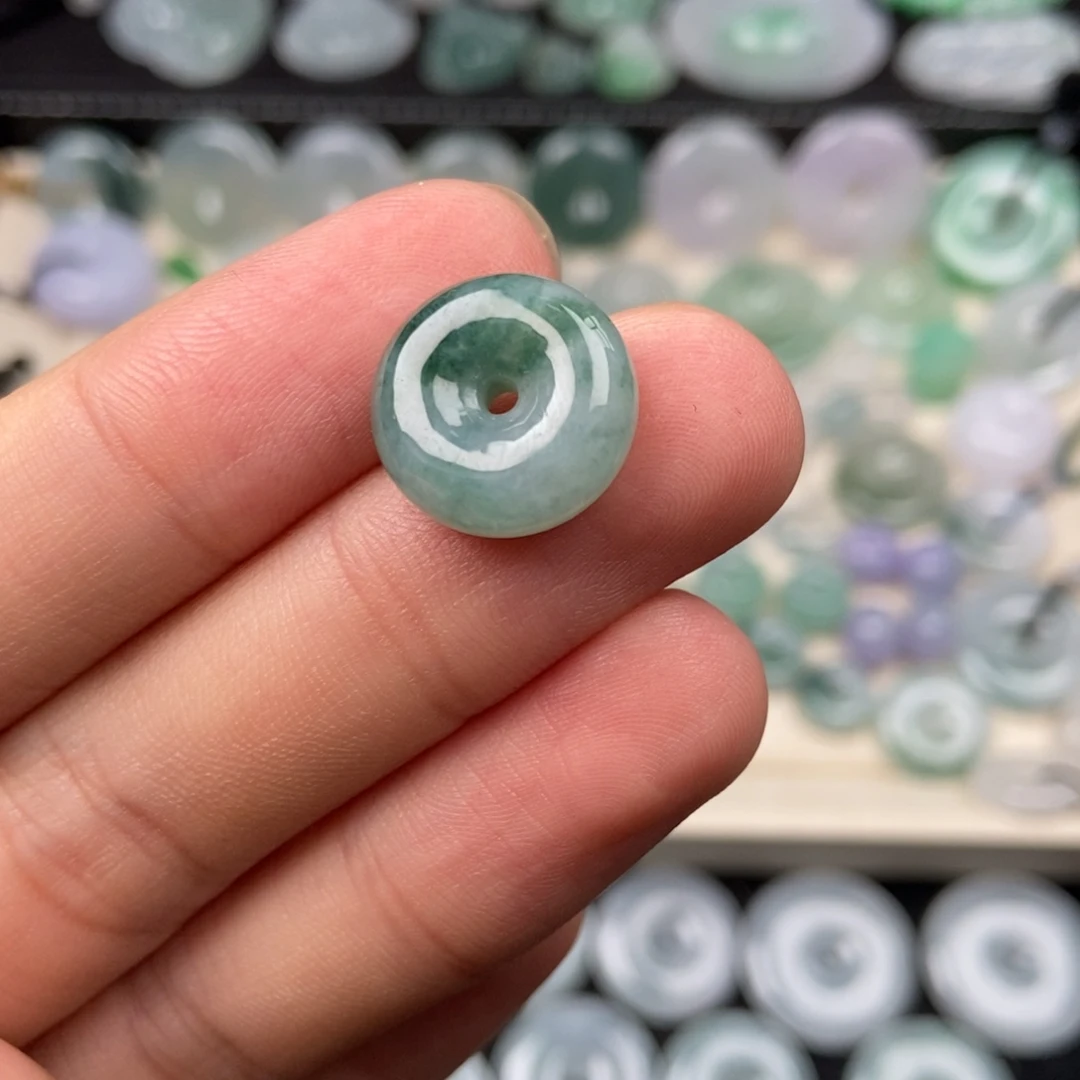 翡翠未镶嵌颈饰平安扣