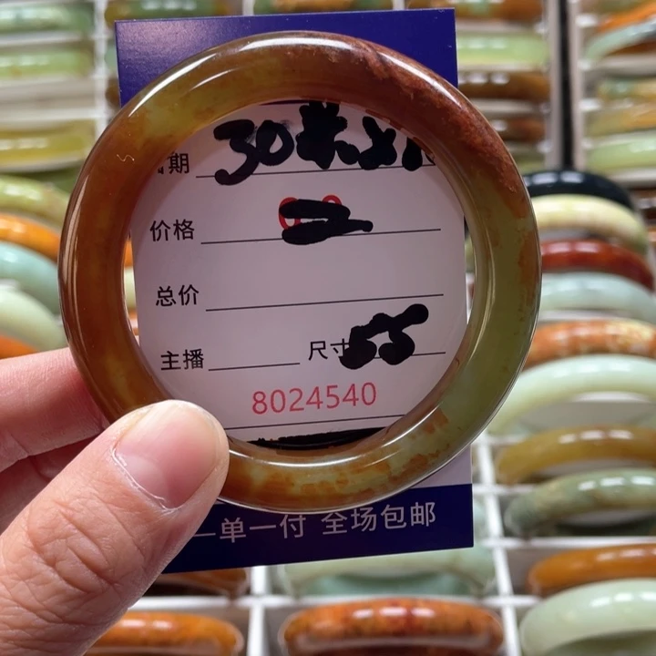 蛇纹石玉手镯未镶嵌上***?