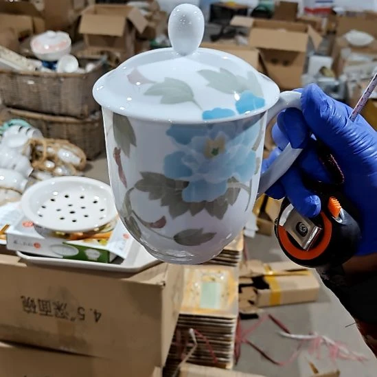 瓷片盘子碗茶壶啥都有