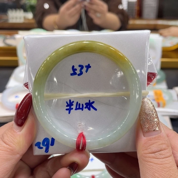 翡翠手镯未镶嵌翡翠