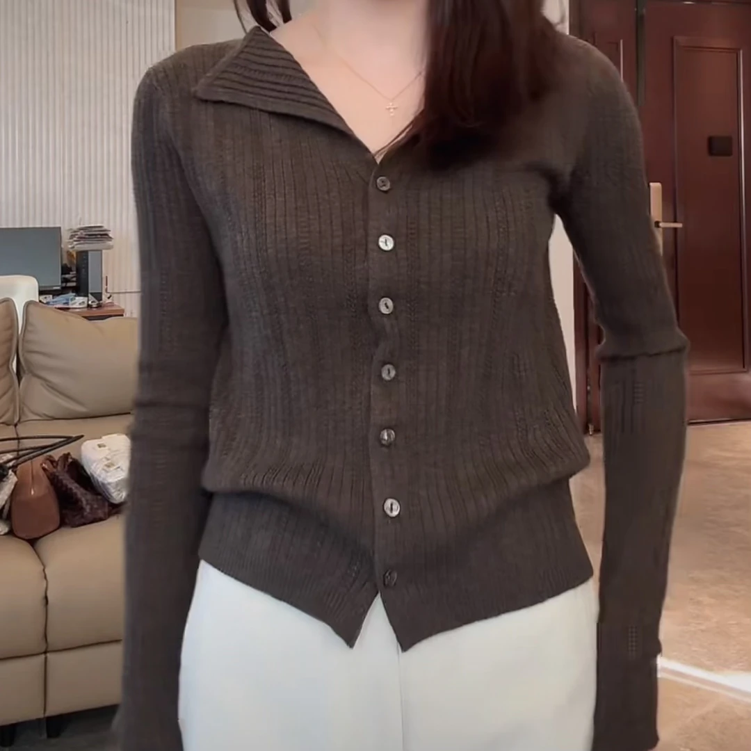 琥珀流光极简风单排扣针织开衫女2025新款秋季复古纯色翻领上衣