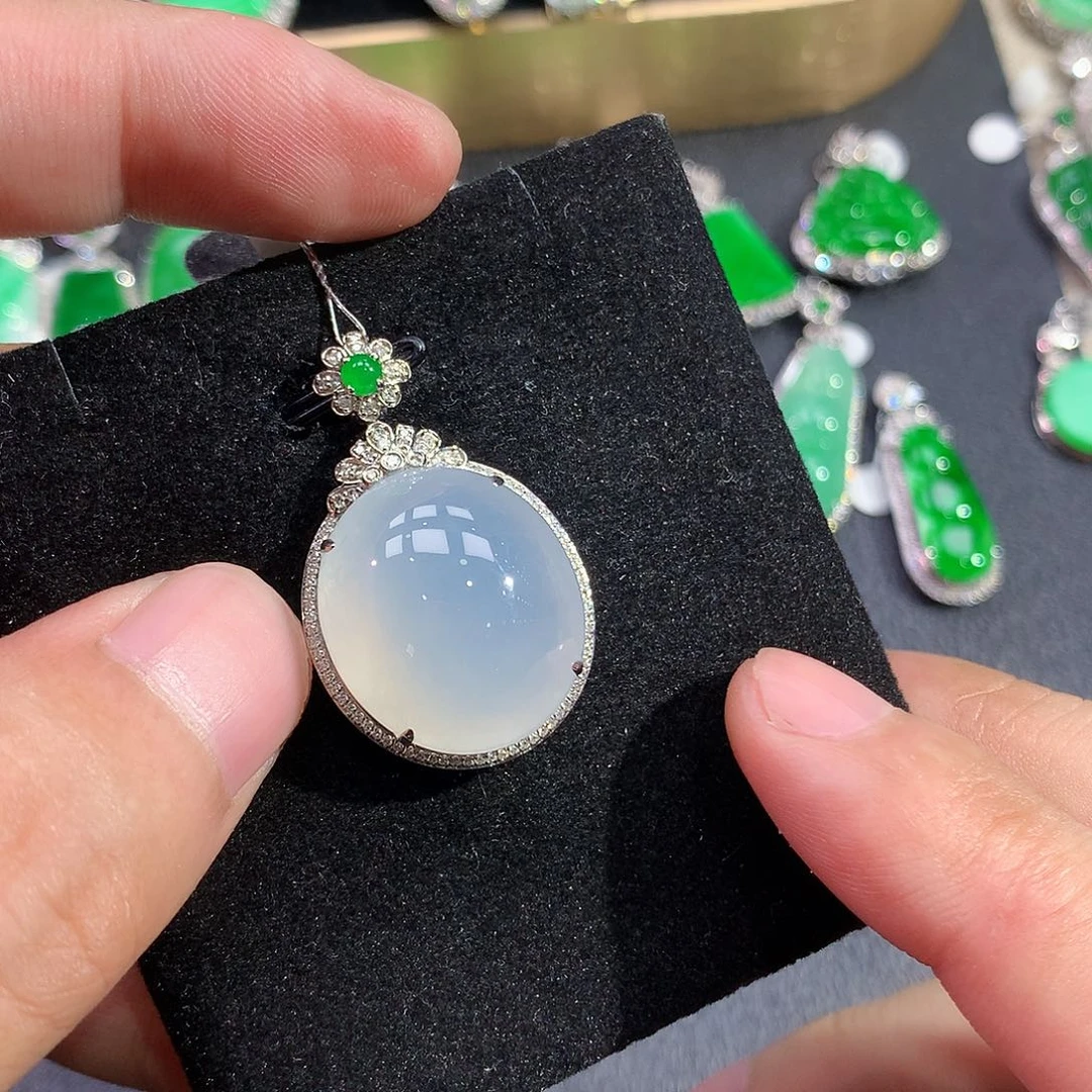 翡翠18K金镶嵌颈饰