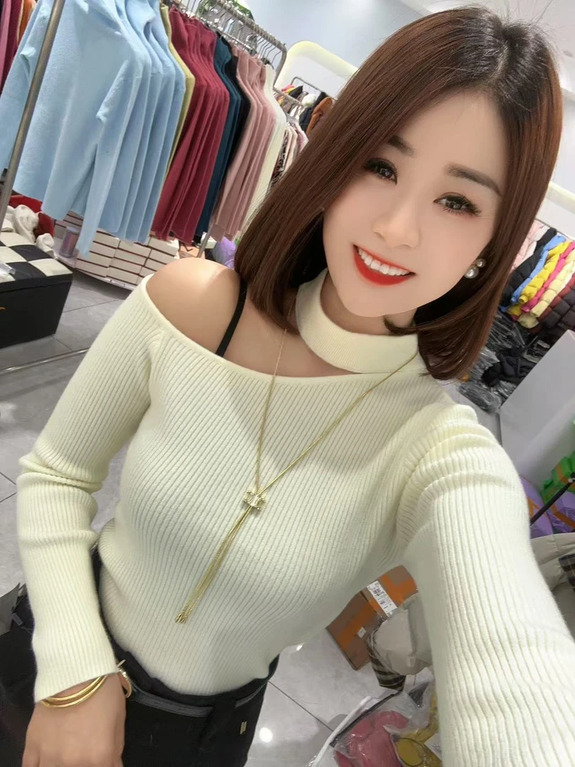 雪琴小屋洋气漏肩素板中高领打底衫