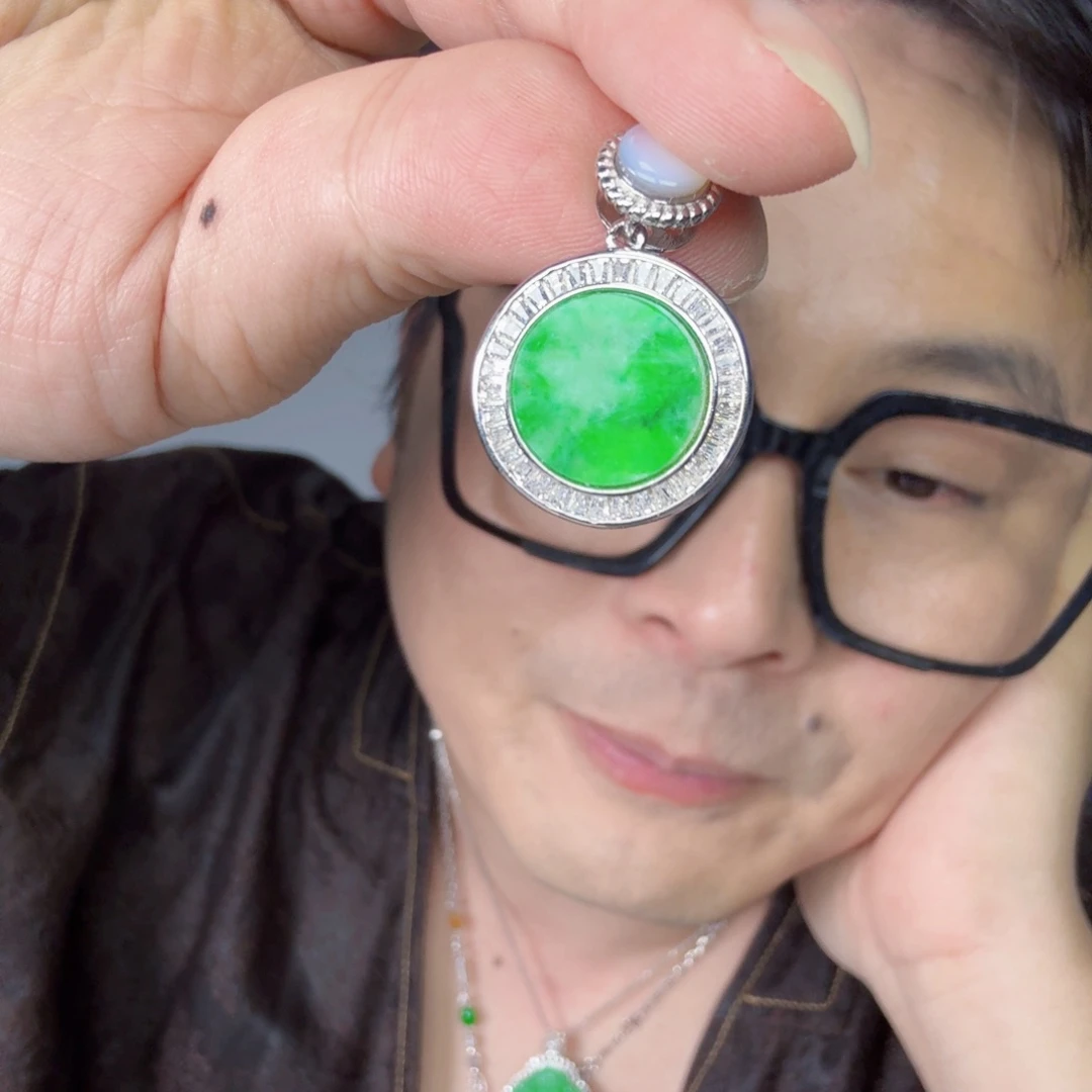 翡翠未镶嵌颈饰一件