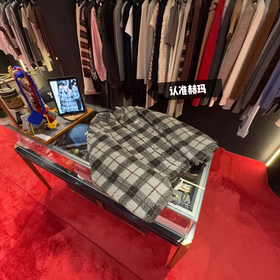 认准赫玛 FW25 【白鹿同款】灰黑格纹摇粒绒立领拉链外套#1804上新