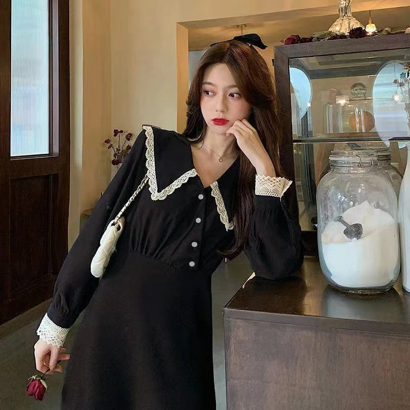 春秋赫本风娃娃领长袖小黑裙大码女装胖妹妹大翻领收腰黑色连衣裙
