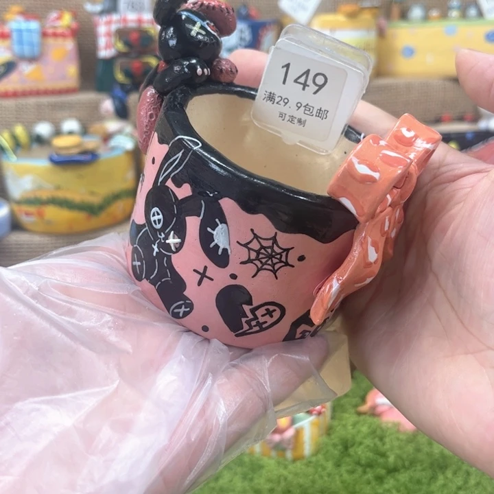 149蝴蝶结暴力熊花盆手绘