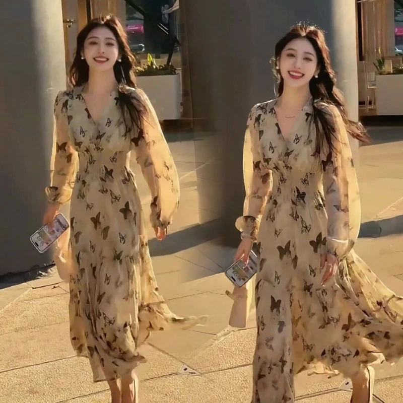 茶歇水墨蝴蝶印花v领长袖连衣裙女款2025新款春装收腰显瘦a字长裙