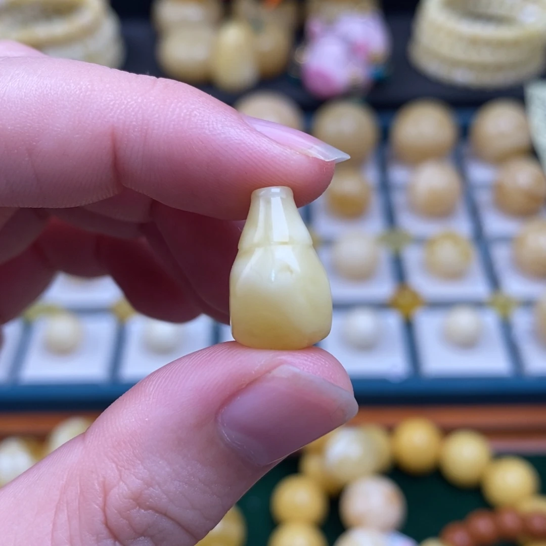 吴****蜜蜡未镶嵌珠宝奇石