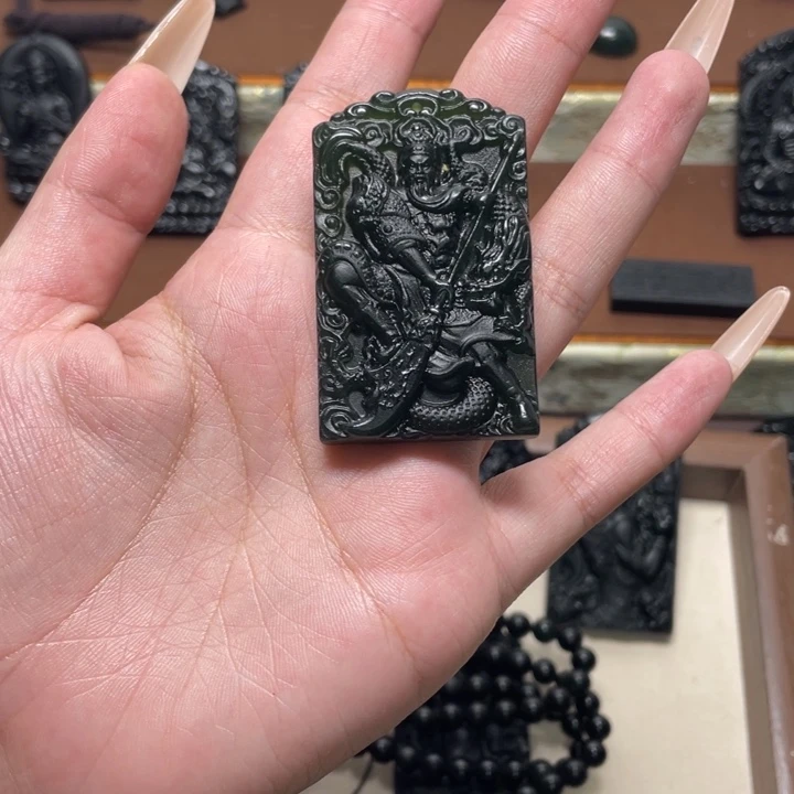 努***哥未镶嵌蛇纹石玉颈饰