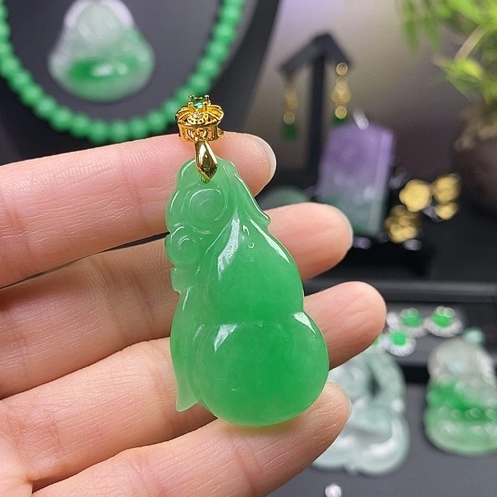 翡翠未镶嵌吊坠(赠链)