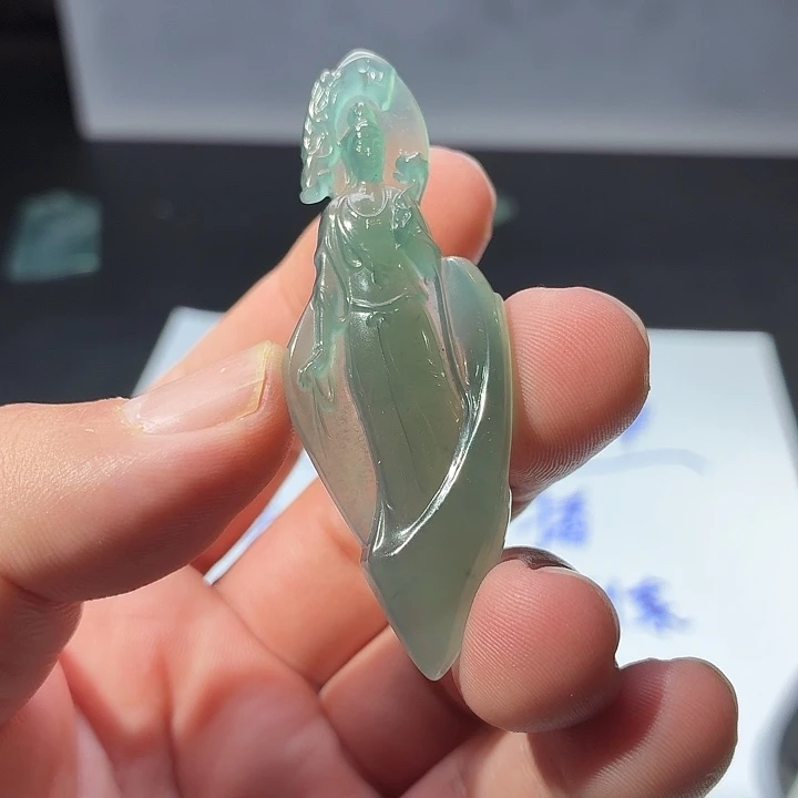 翡翠未镶嵌颈饰观音