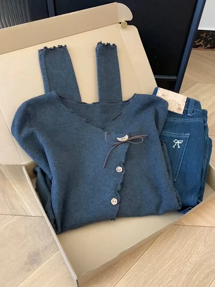 法式复古灰色木耳边针织衫秋季新款独特气质简约小众修身显瘦上衣