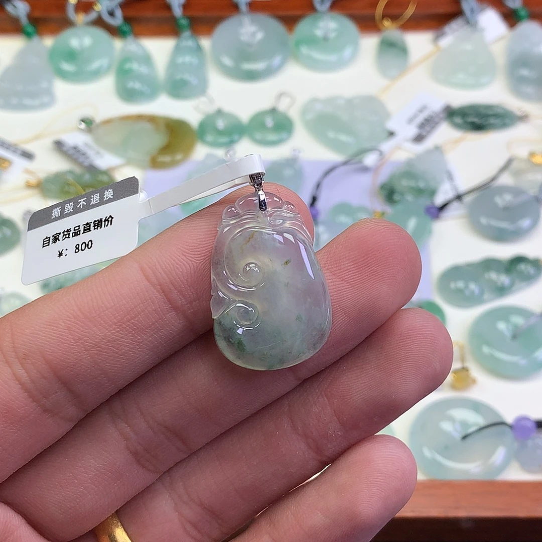 翡翠18K金镶嵌颈饰如意