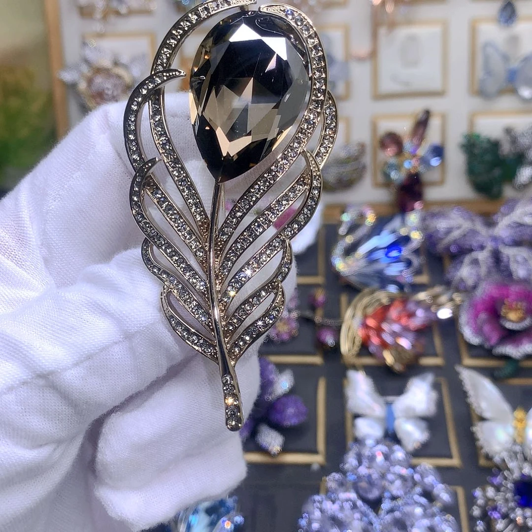 仿水晶铜胸针胸花