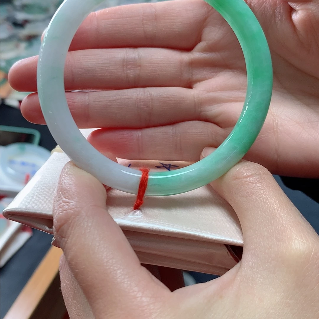 翡翠手镯未镶嵌翡翠