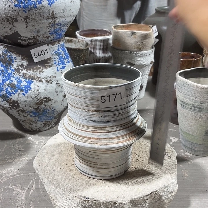 摆件高17，口11，瑕疵处理口磕碰，有孔5171