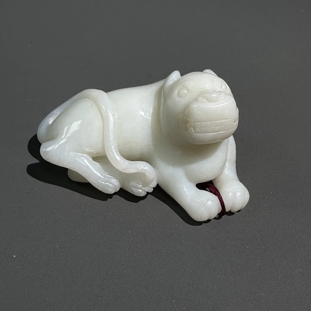 清代和田玉瑞兽把件