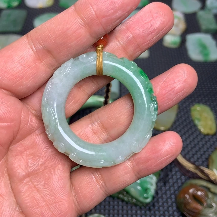 翡翠挂件未镶嵌何*仙