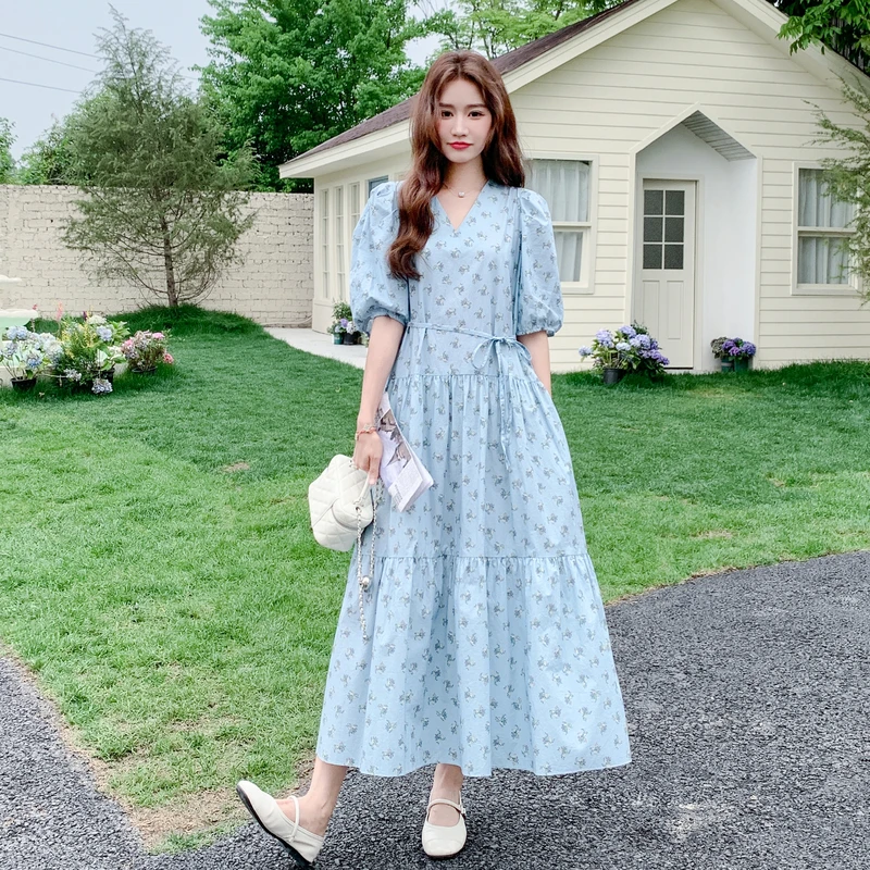 泡泡袖连衣裙女夏季2025新款气质温柔高级感法式蓝色收腰碎花长裙