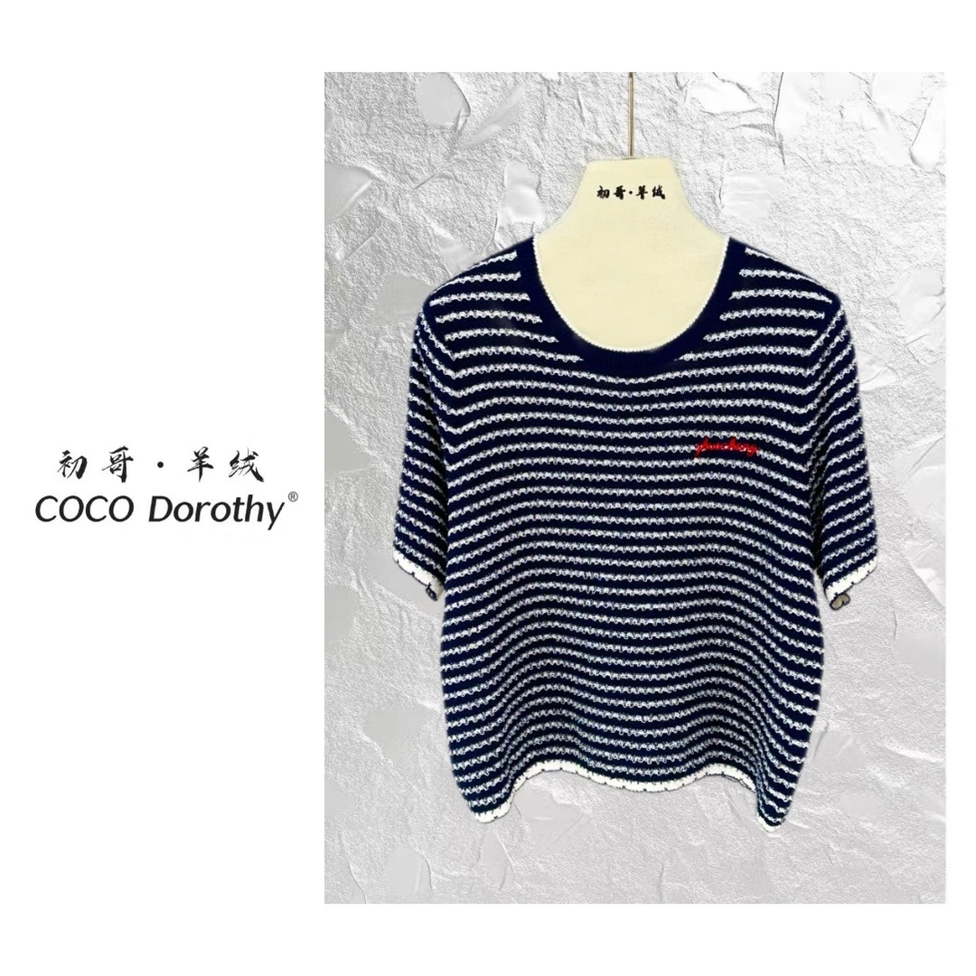 【初哥 · COCO Dorothy】百搭条纹撞色刺绣圆领针织短袖上衣-706