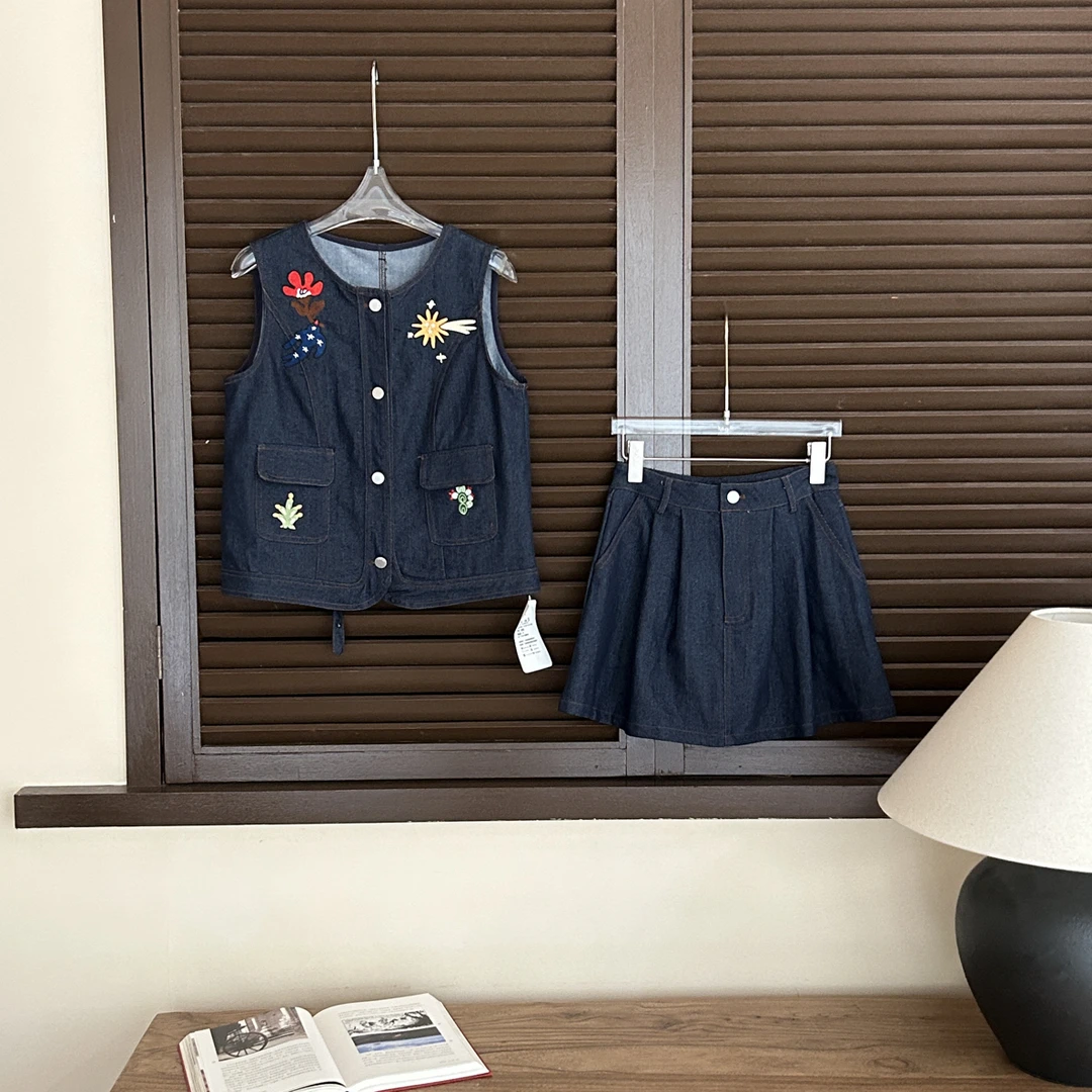 【赵小小&北欧情书】7801 刺绣提花立体装饰牛仔背心上衣+半身裙女
