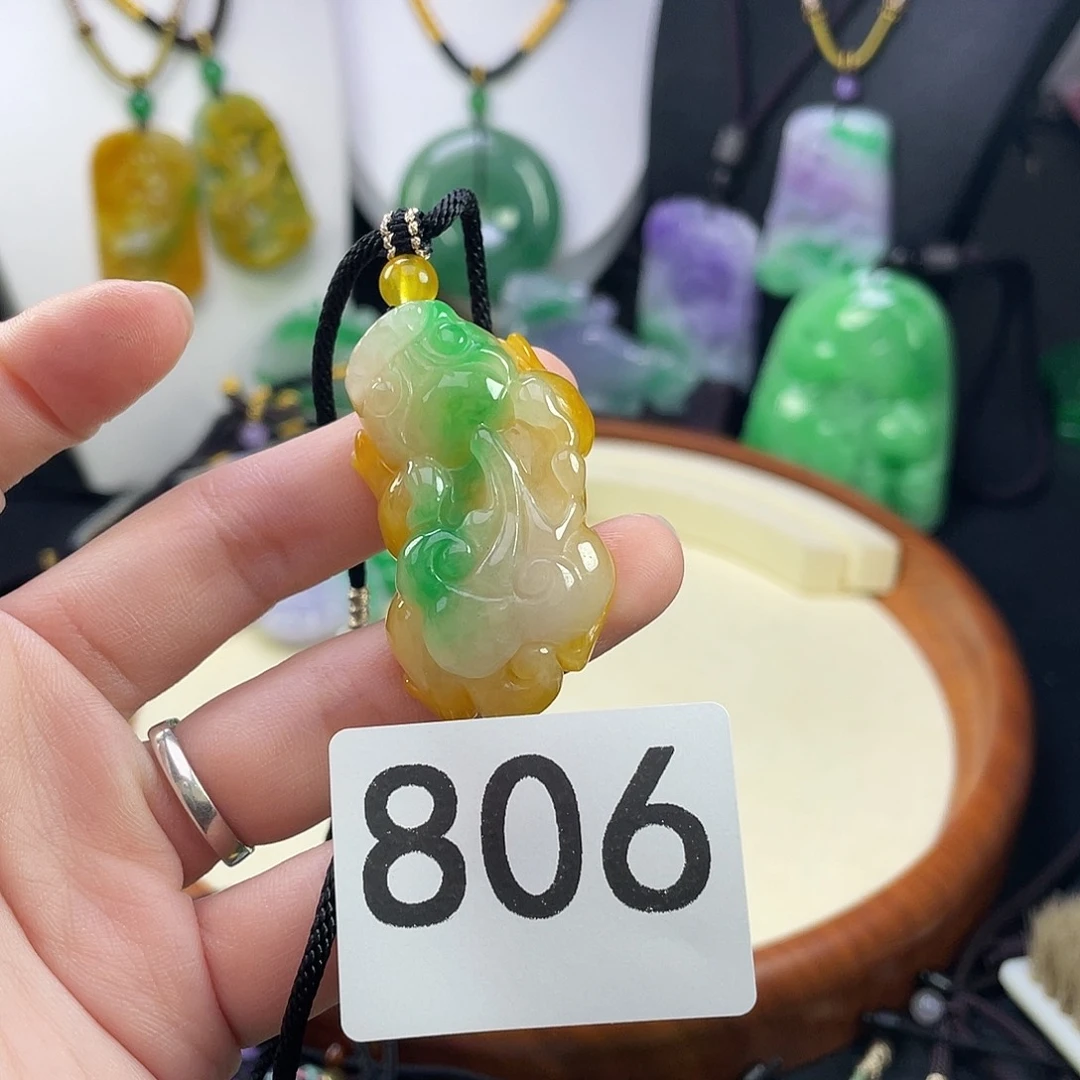 翡翠未镶嵌吊坠(赠链)