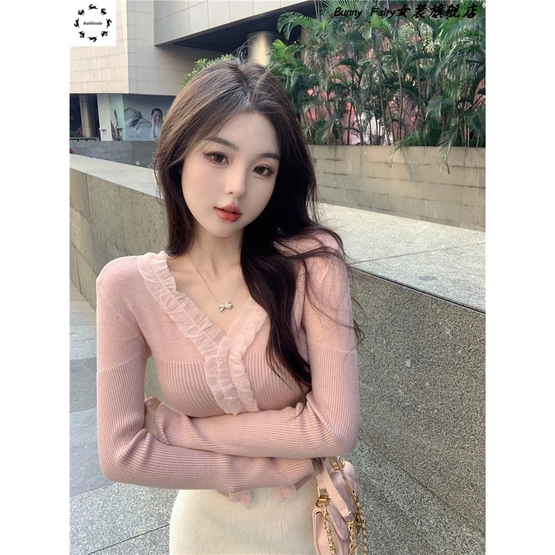 蕾丝拼接粉色针织打底衫女秋冬高级感纯欲甜辣妹性感v领内搭上衣