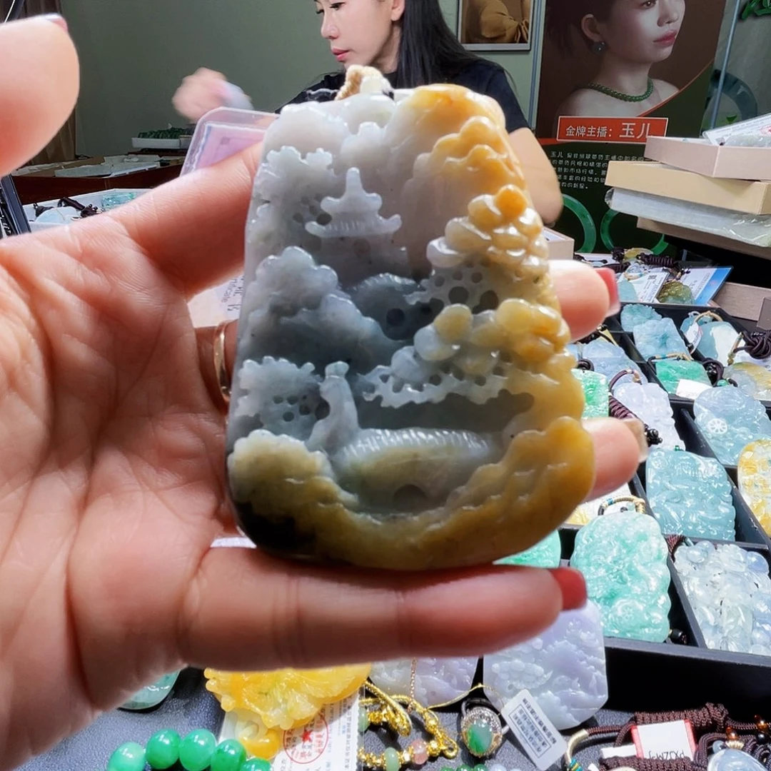 翡翠未镶嵌颈饰一个