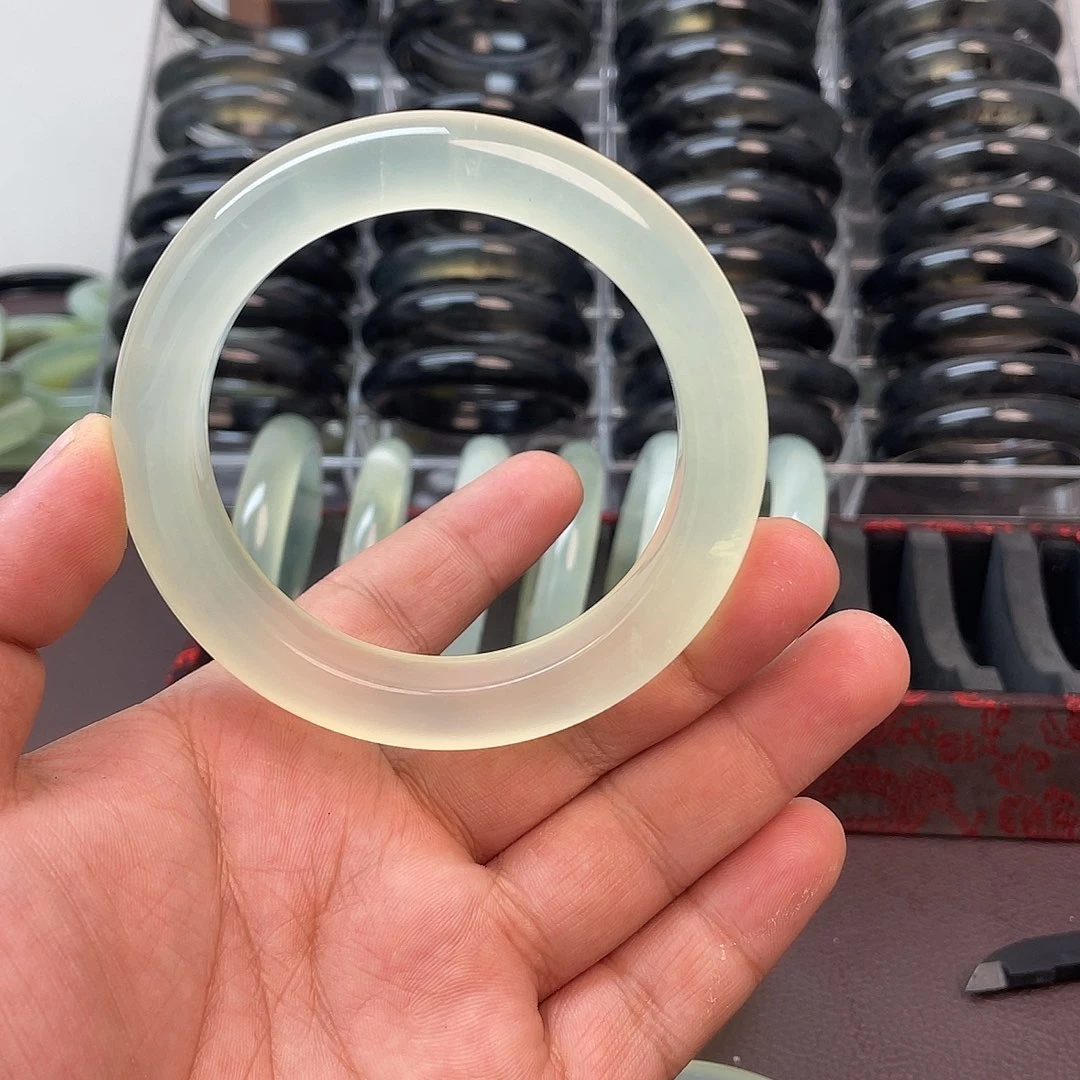 蛇纹石玉未镶嵌手镯指****光