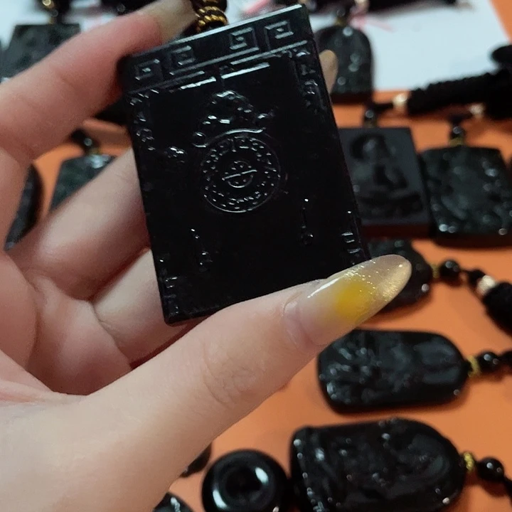 翡翠颈饰未镶嵌Y*。