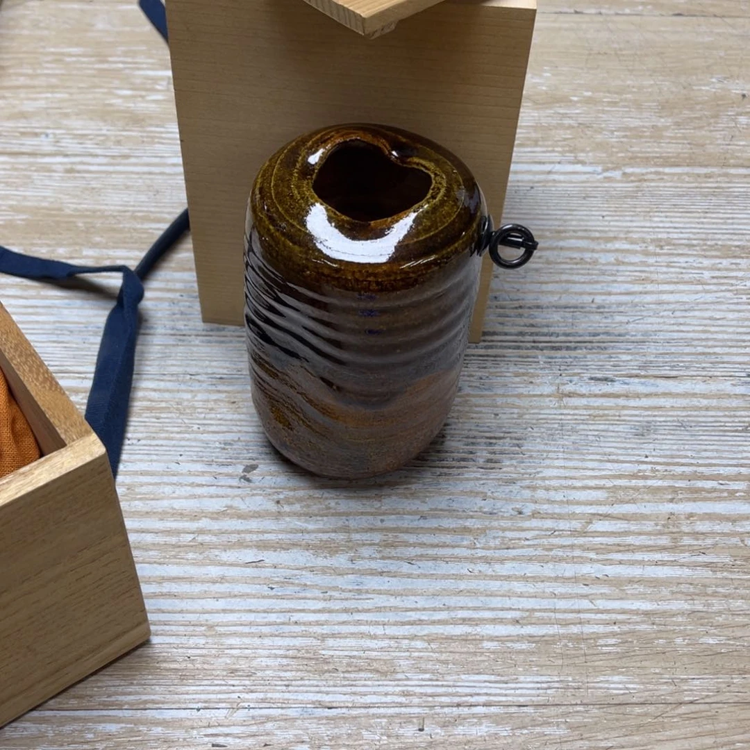 瓷片宇*密密麻麻地排列着一个