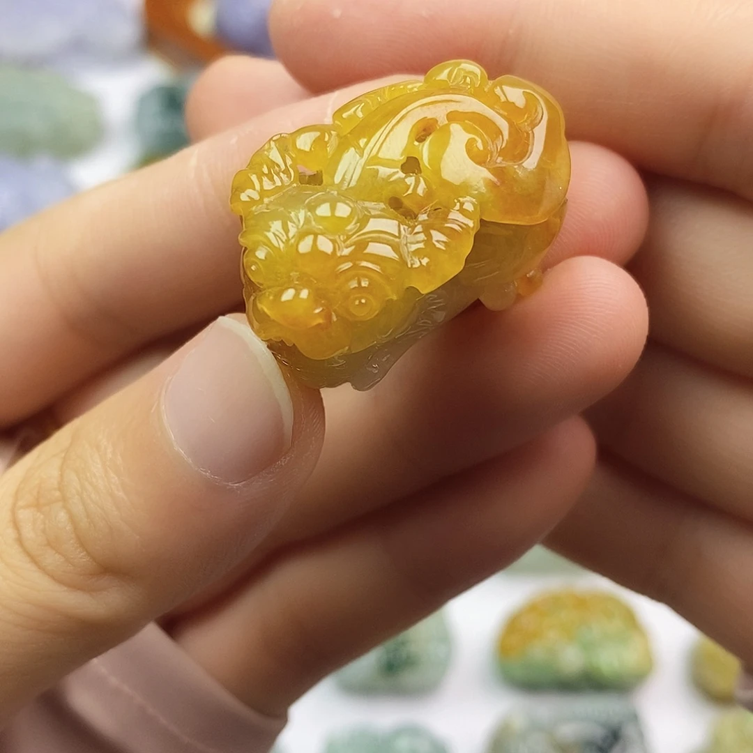 翡翠未镶嵌颈饰貔貅